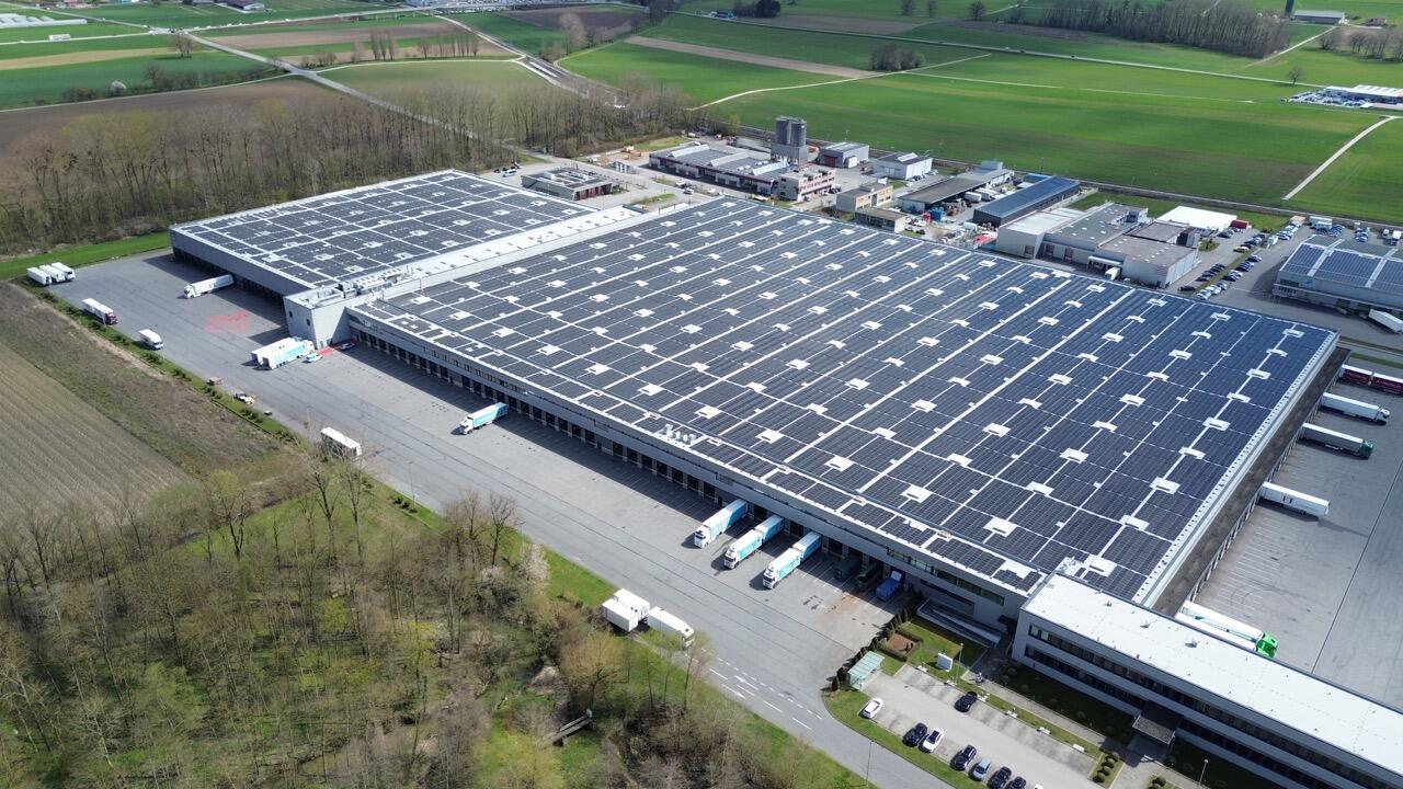 Blick auf die Dachanlage in Domdidier.