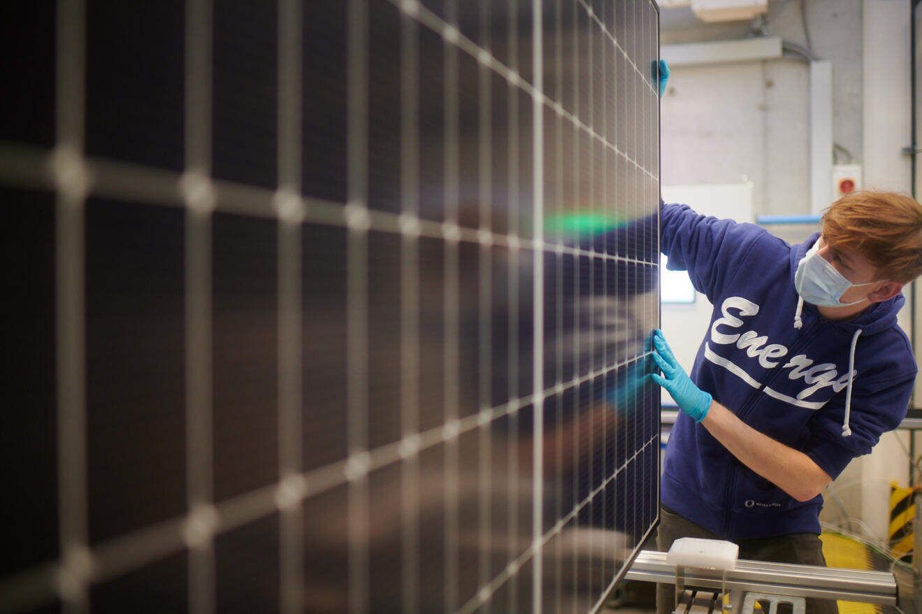 PV-Forschung bei Meyer Burger in der Schweiz. Forscher begutachtet Zellen.