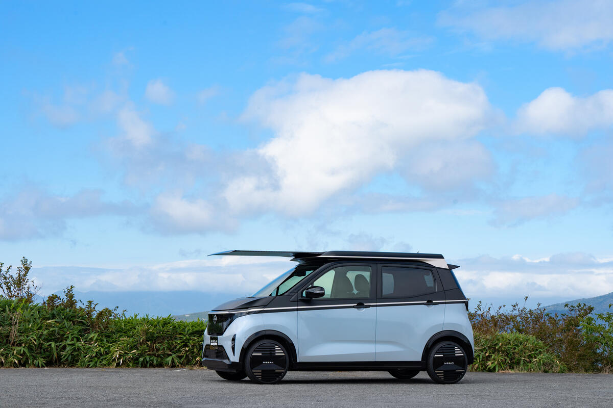 Nissan Sakura mit Solardach.