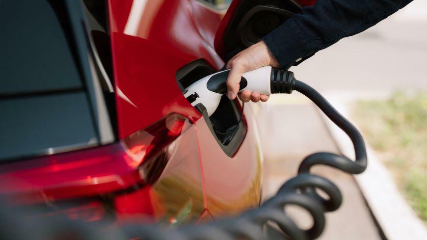 E-Mobility-FZ aufladen.