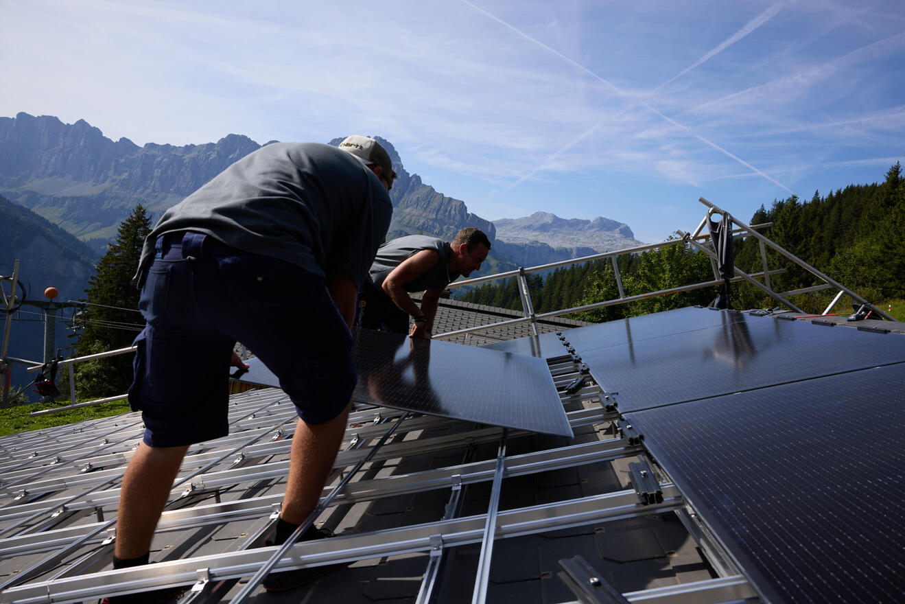 Installation der Solaranlage auf der Alp.