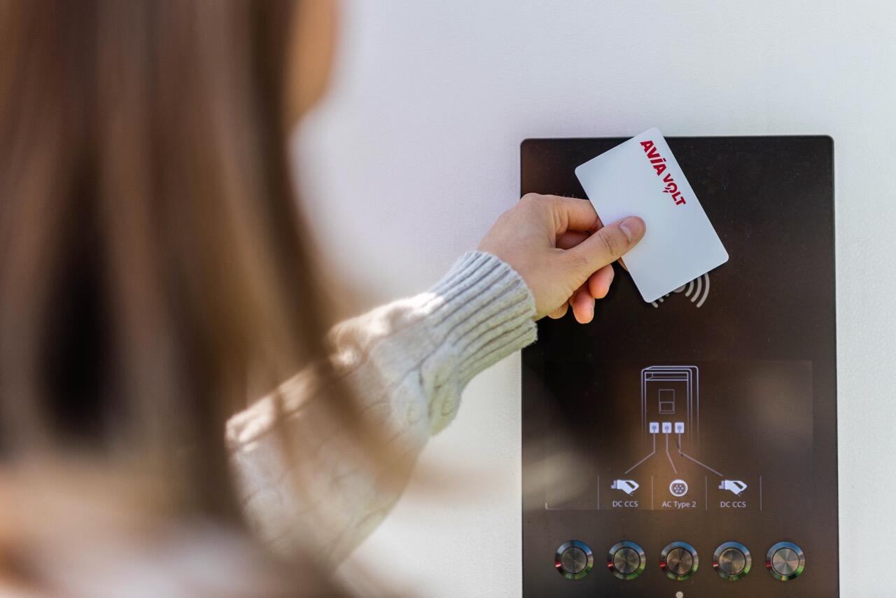 AVIA Volt Ladekarte im Gebrauch