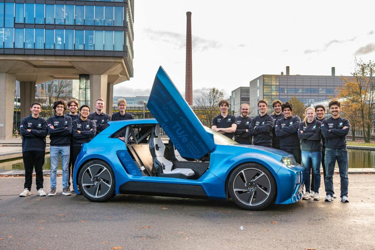 Die Studenten zusammen mit Aria.