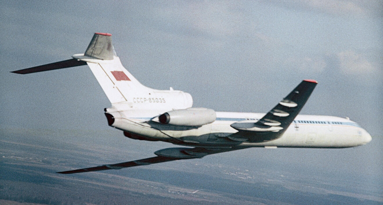 Alamy Das Experimentalflugzeug Tupolev Tu - 155 Ende der 1980er Jahre bei einem Testflug. Es entsprach der Tupolev Tu - 154, mit einigen wenigen Änderungen, etwa dem Hörnchen auf dem Leitwerk um Gas abzulassen oder den als Ausbuchtungen am Rumpf sichtbaren, aussenliegenden Gas- und Messleitungen.