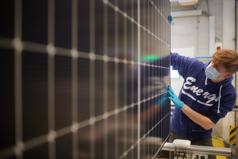 PV-Forschung bei Meyer Burger in der Schweiz. Forscher begutachtet Zellen.