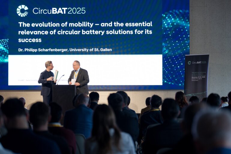 CircuBAT Konferenz - zwei Redner auf der Bühne.