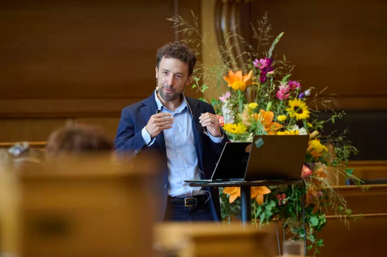 Lionel Perret spricht an der Windenergietagung.