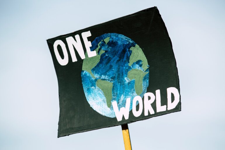Symbolbild one world - Demoplakat