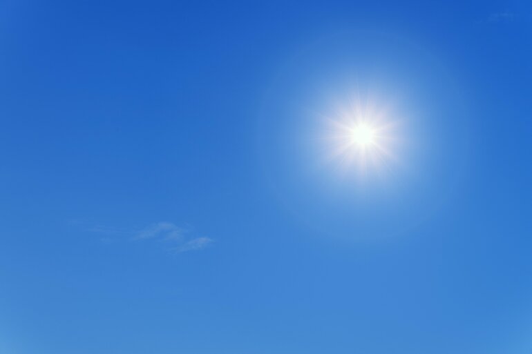 Sonne am blauen Himmel.